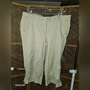 Avenue Womens Sz. 18 CAPRI KHAKIS